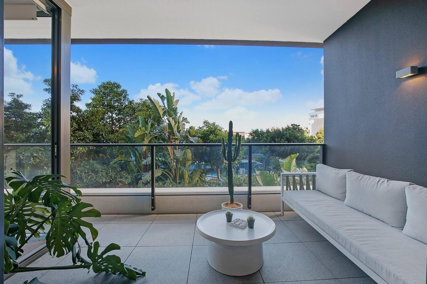 'urban Lushscape' Hotel-style Comfort In Newstead Apartment